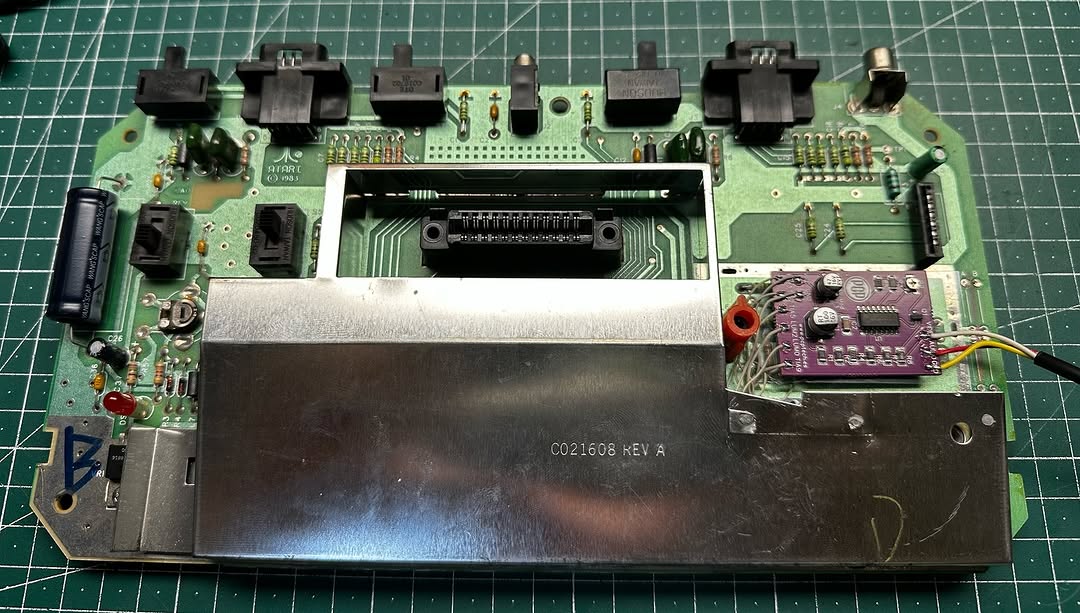 Interno console Atari 2600J con scheda madre visibile